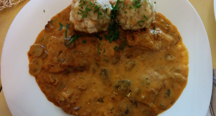 Sojamedaillons mit Pilzrahmsauce und Knödel (vegan)