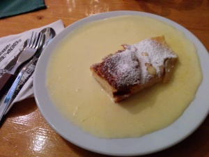 Topfenstrudel mit Vanillesauce