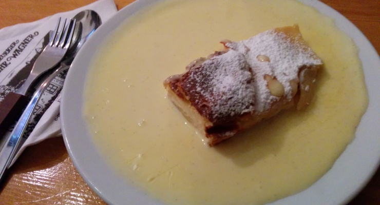 Topfenstrudel mit Vanillesauce