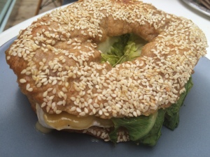 Bagel mit Brie und Birne