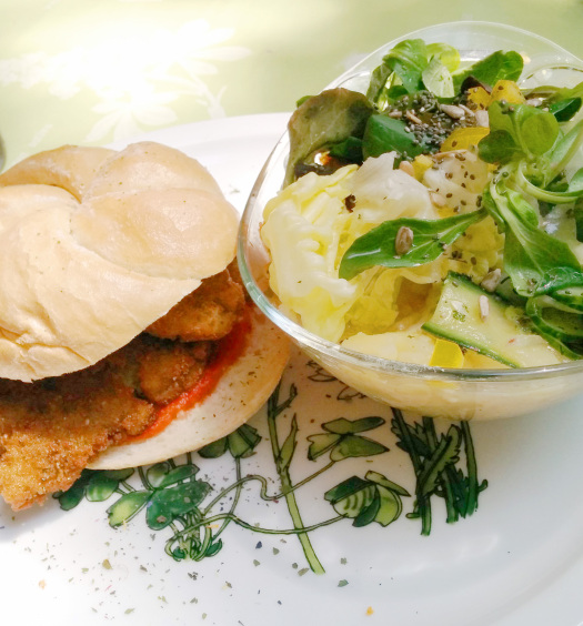 Seitanschnitzelsemmel mit Salat (vegan)