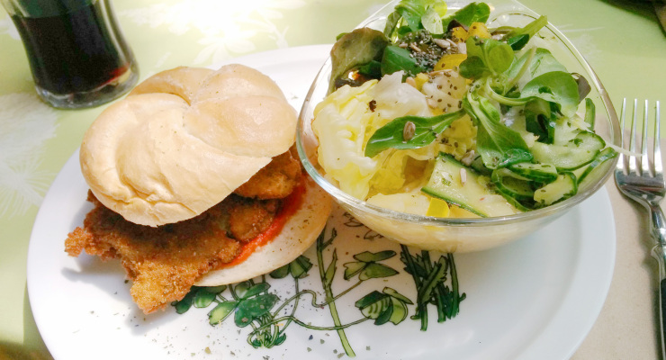 Seitanschnitzelsemmel mit Salat (vegan)